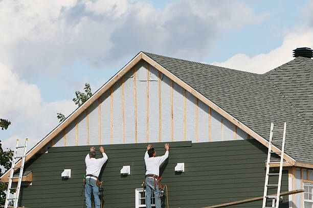 Professional Vinyl Siding technician working in Farmingville, NY